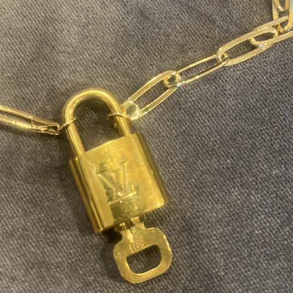 🔐 Louis Vuitton Lock and Key Paperclip Necklace - Picture 2 of 7